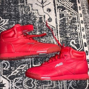 Red AVÍA 465 high top shoes
